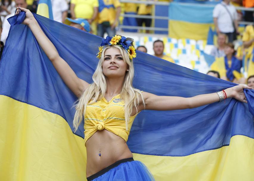 Una tifosa dell&#39;Ucraina mostra la bandiera e tutta la sua bellezza al Velodrome di Marsiglia prima della sfida con la Polonia. Epa